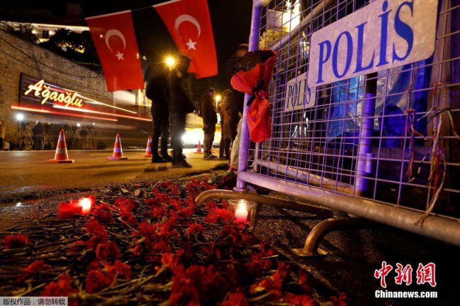People mourn victims killed at nightclub attack in Istanbul(1/4)