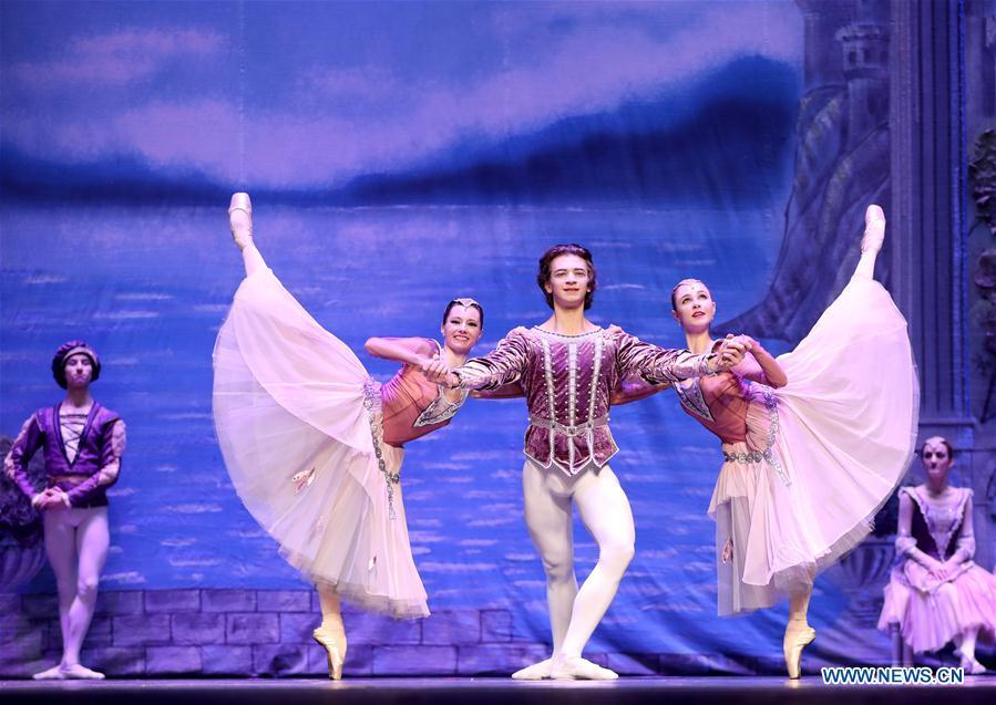 Russian dancers perform in ballet 'Swan Lake' in Beijing (1/10)