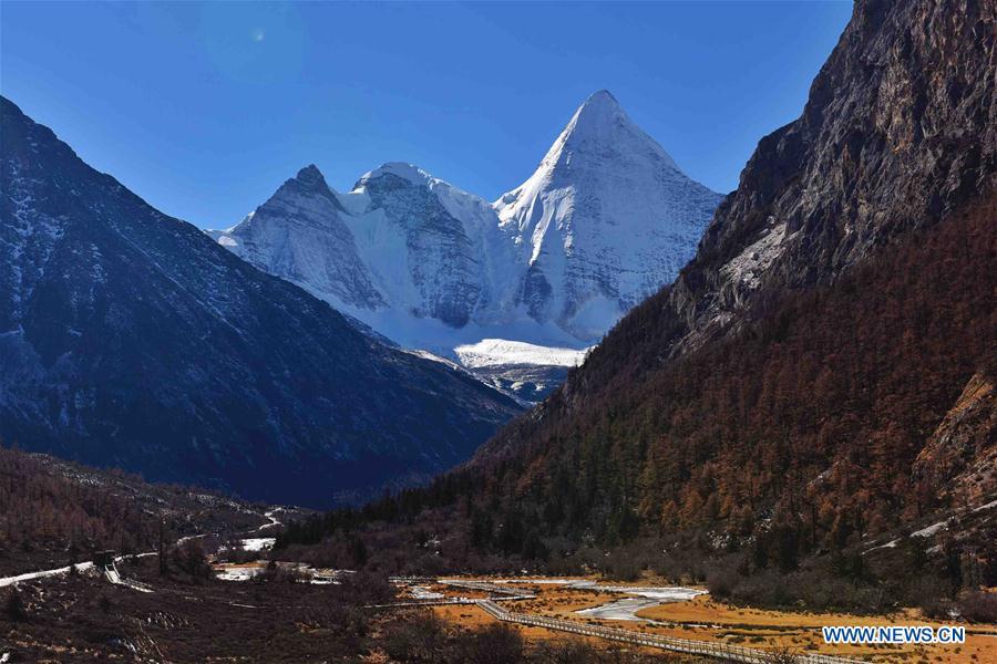 Photo taken on Dec. 31, 2016 shows the scenery of Yading Nature Reserve in Daocheng County of Tibetan Autonomous Prefecture of Garze, southwest China\'s Sichuan Province. (Xinhua/Liu Kun)
