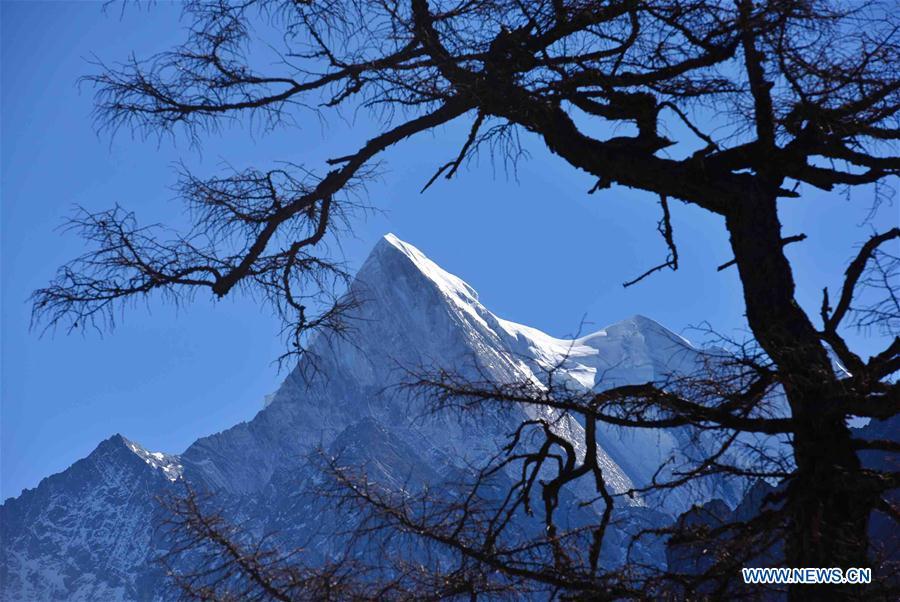 Photo taken on Dec. 31, 2016 shows the scenery of Yading Nature Reserve in Daocheng County of Tibetan Autonomous Prefecture of Garze, southwest China\'s Sichuan Province. (Xinhua/Liu Kun)