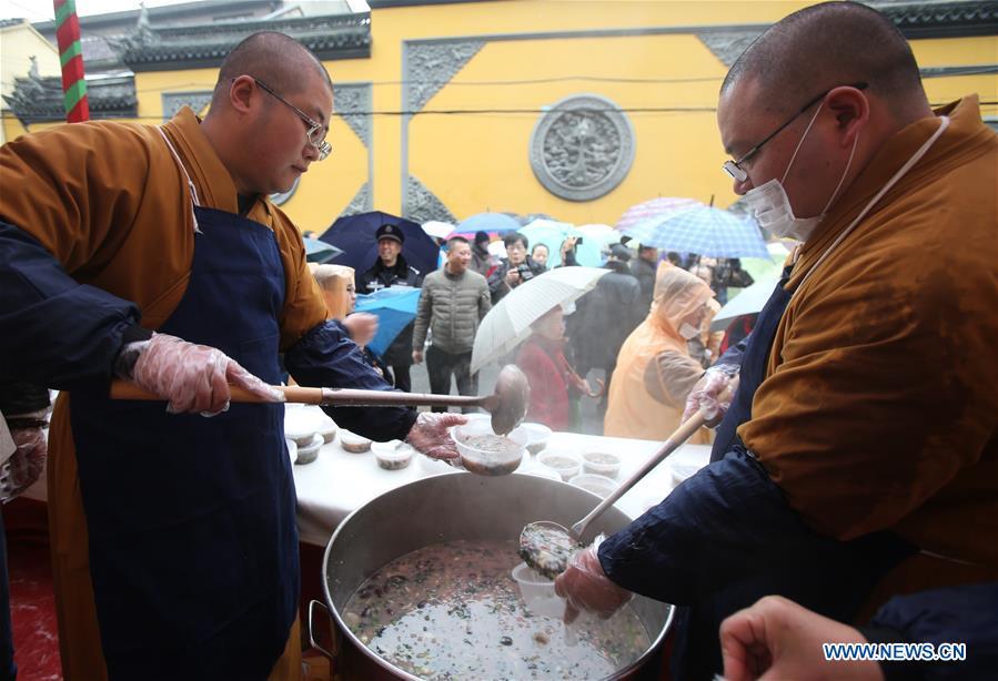 People eat special porridge to pray for harvest at Laba Festival (1/8)