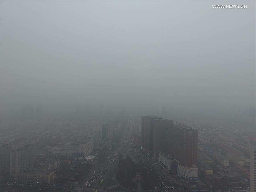 Heavy smog shrouds north China's Hohhot (1/4)