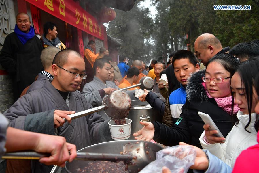 People get free Laba porridge at Shaolin Temple in central China (1/2)