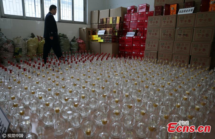 Large amount of fake liquor seized in Central China(1/3)