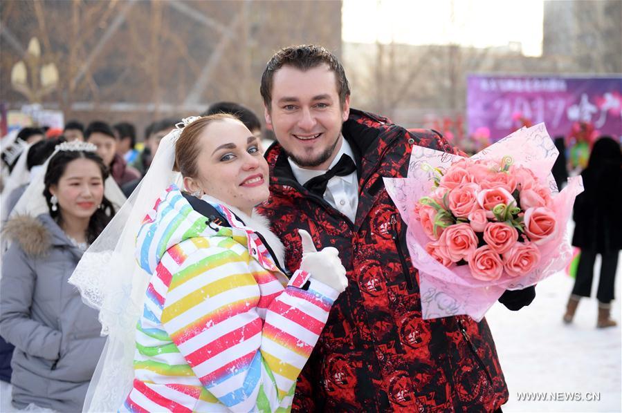 Group wedding ceremony held during Harbin Ice and Snow Festival(1/6)