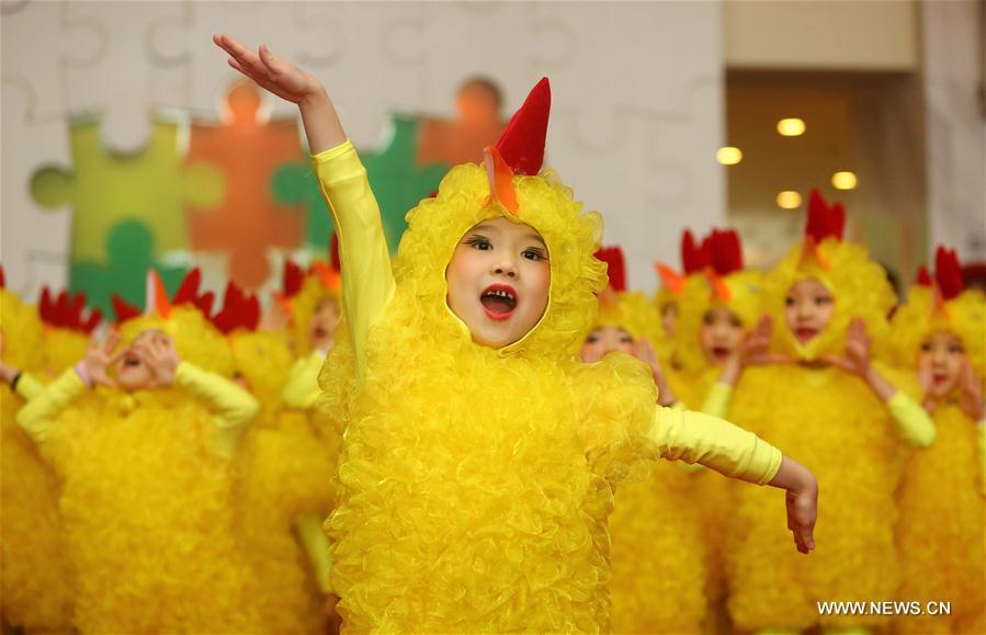 People prepare for upcoming Spring Festival around China(1/6)