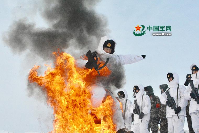 Armed police train amid flames, snow in Xinjiang (1/4)