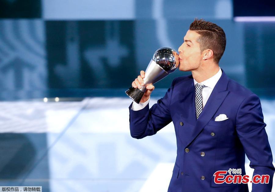 Cristiano Ronaldo wins FIFA best player award for 4th time(1/7)
