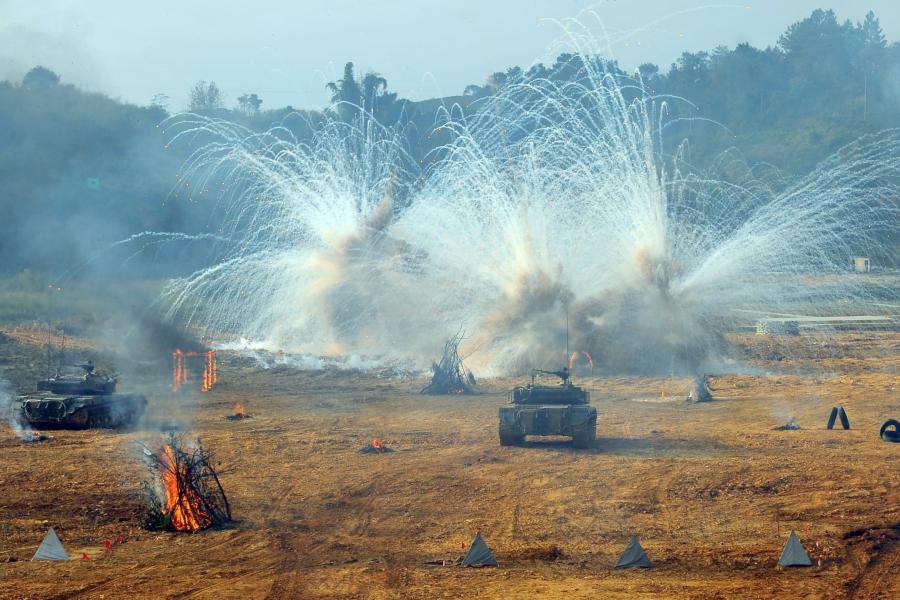 Type 96 main battle tanks deploy concealment smoke (1/4)