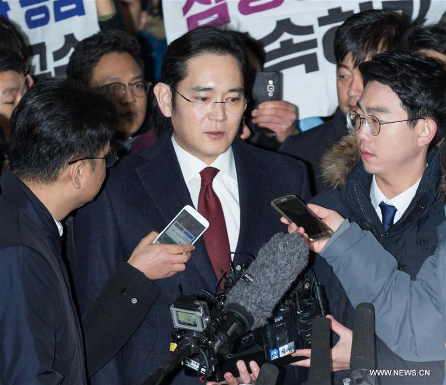 Samsung's heir apparent questioned as suspect over presidential scandal (1/5)