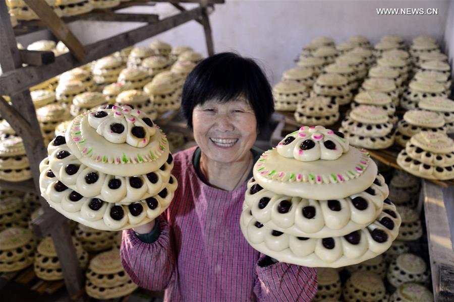 Jujube cakes made to send best wishes to upcoming Spring Festival in E China (1/2)