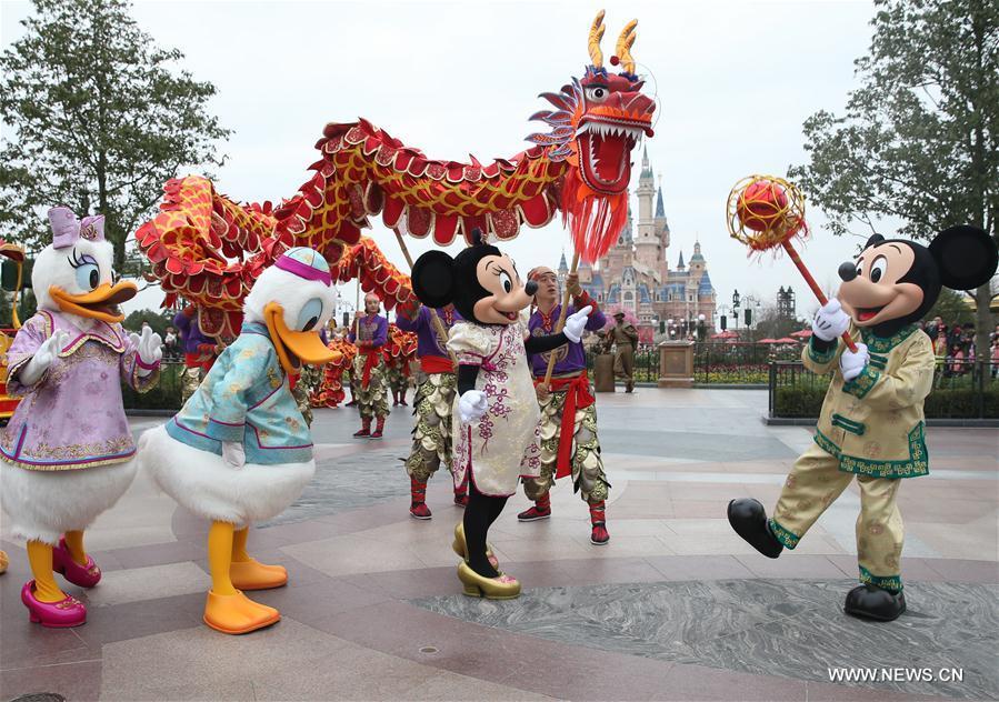 Cartoon characters wear Chinese traditional dress in Shanghai Disney(1/5)