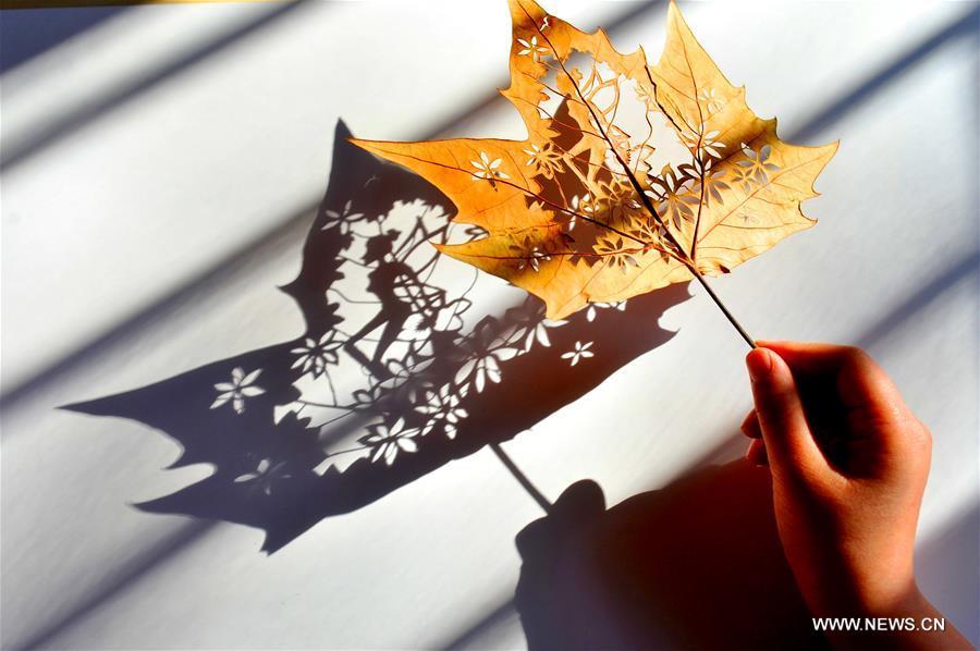 Art teacher and her traditional leaf carving works(1/5)