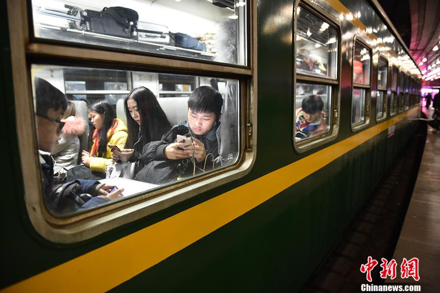 Spring Festival travel rush begins(1/13)