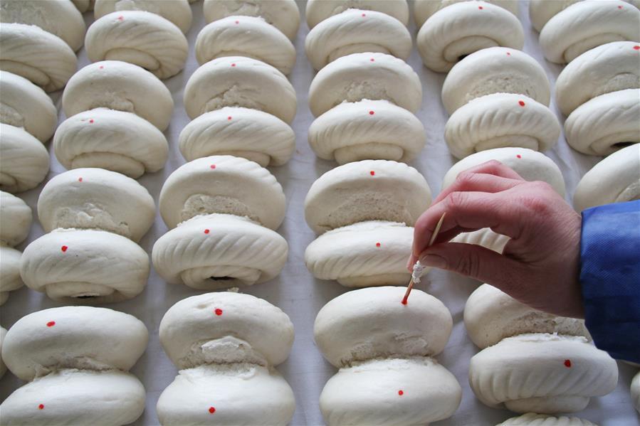 Sales of traditional steamed buns boom ahead of Spring Festival in N China (1/3)