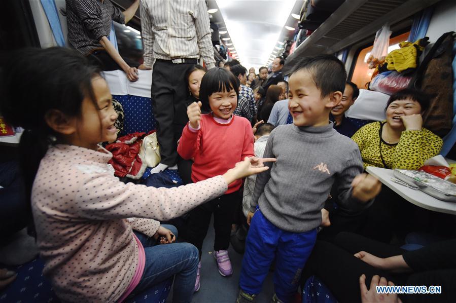 Migrant workers head home by train K4186 for family reunion (1/17)