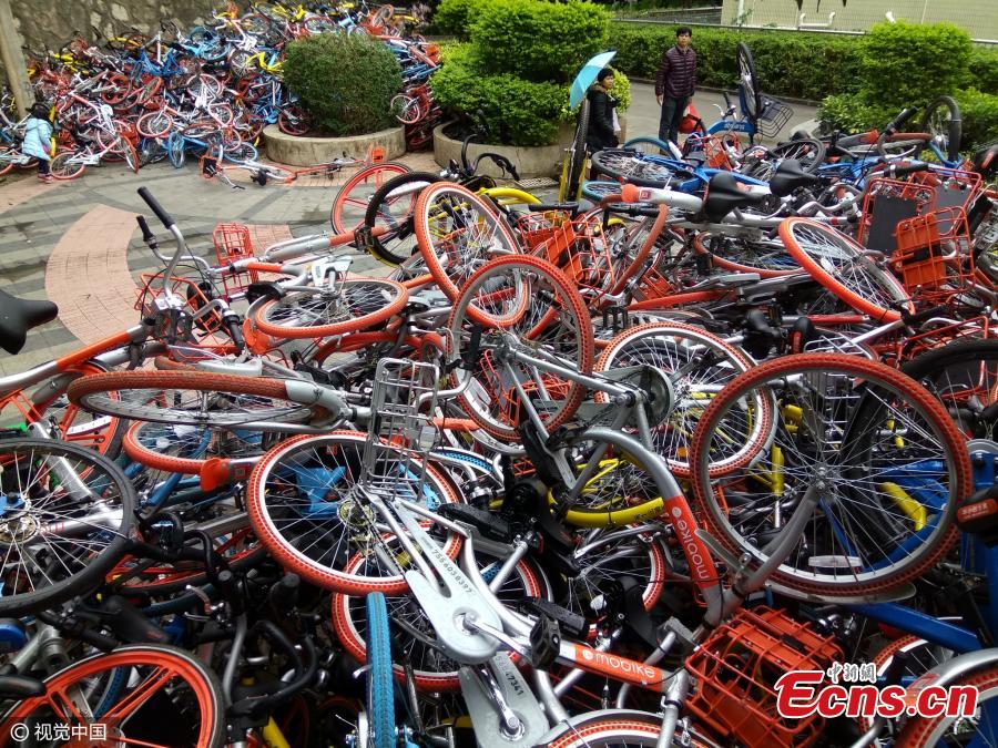 Hundreds of Mobike bicycles damaged in Shenzhen(1/3)