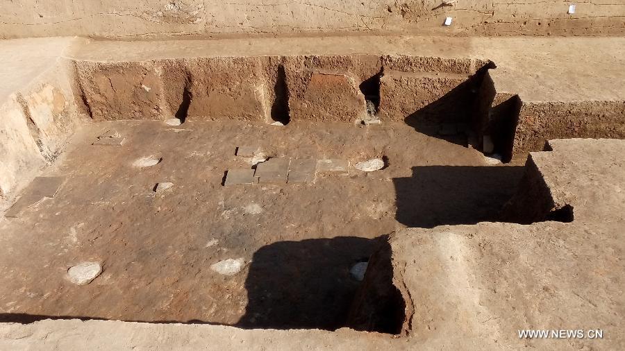 Archaeologists discover basements in NW China (1/2)