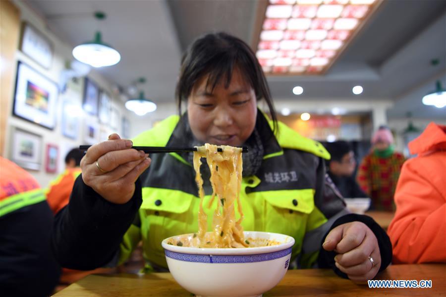 Sanitation workers eat free beef noodles in NW China (1/3)