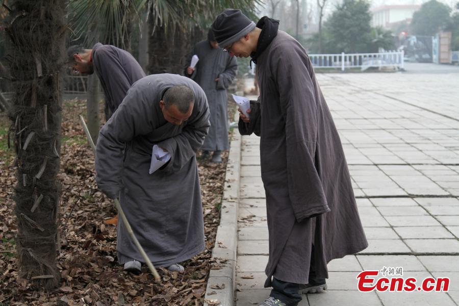 Xi'an temple cleans up cigarette butts(1/8)