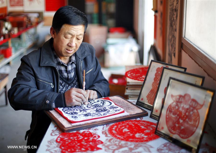 'Rooster' themed papercutting works made in N China's village (1/3)