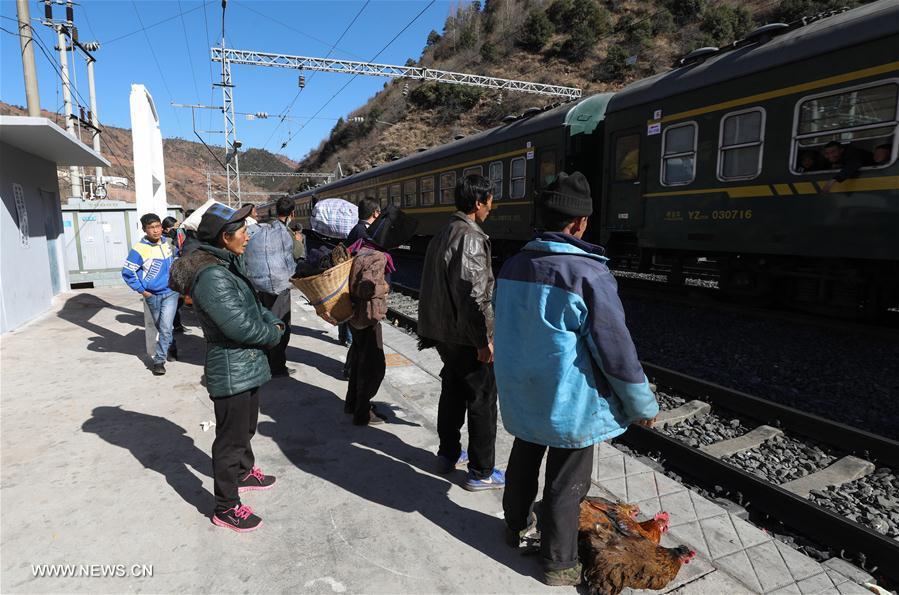 Slow-speed green train runs through poverty areas of Daliang Mountains in SW China (1/12)