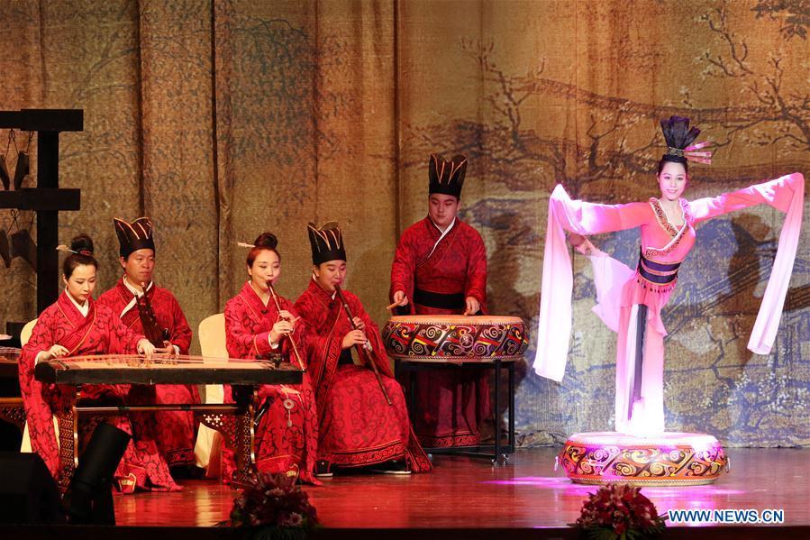 Chinese artists perform at Spring Festival concert in Cambodia (1/5)