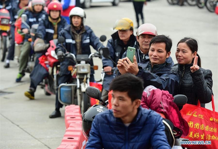 Migrant workers ride motorcycles home for Spring Festival (1/8)
