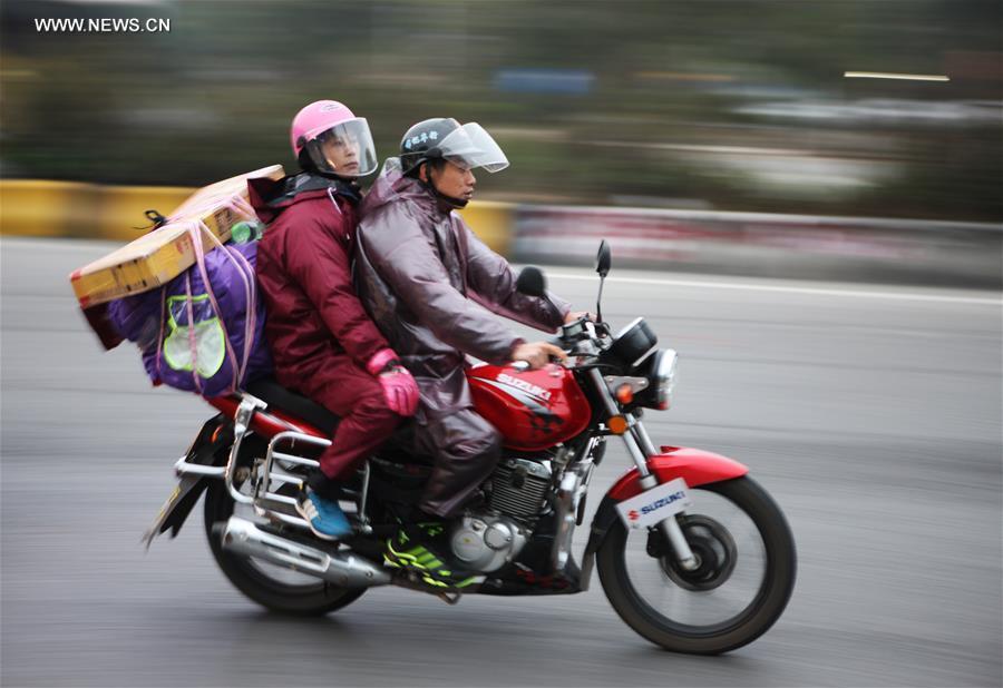 S China's migrant workers ride motorbike for family reunion in Spring Festival (1/3)