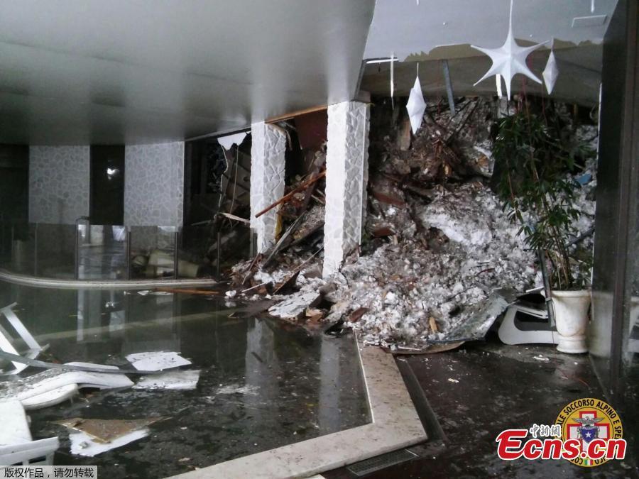 30 missing after avalanche buries hotel in central Italy(1/5)