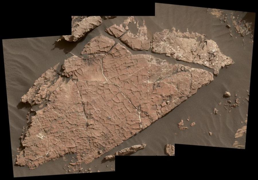 The images of cracked mud on Mars: Curiosity finds evidence of the red planet's watery past(1/4)