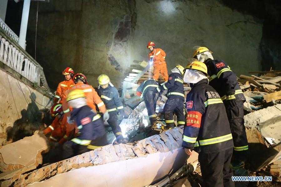 14 buried in central China landslide(1/12)