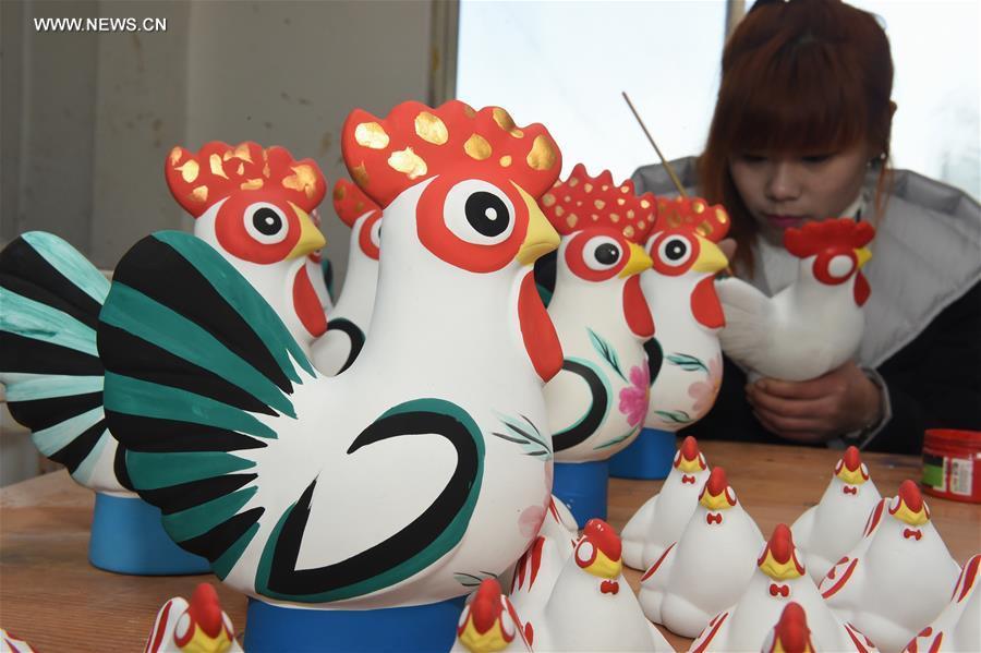 Rooster-shaped clay sculptures made for Chinese lunar New Year(1/3)