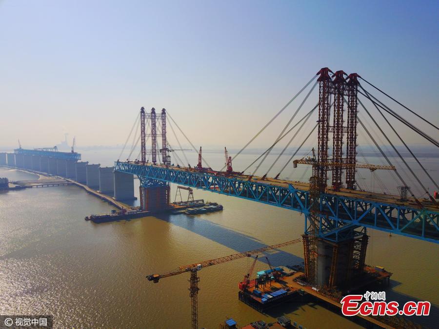 E China's Tianshenggang Channel Bridge finishes closure(1/9)