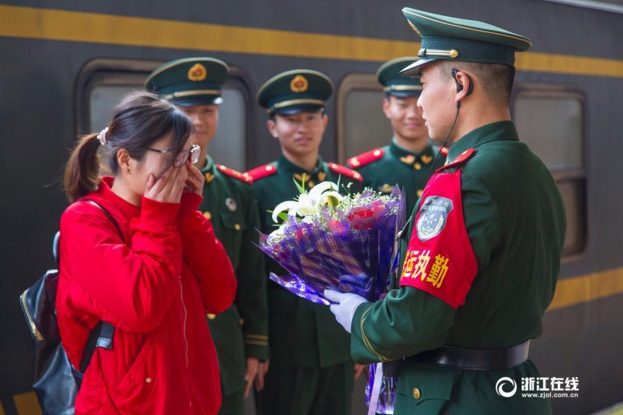 Armed police officer weds on railway platform (1/5)