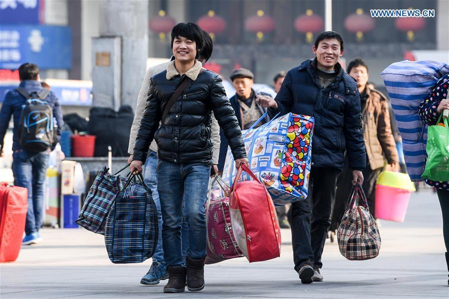 Railway in Zhengzhou witnesses travel rush, central China (1/4)
