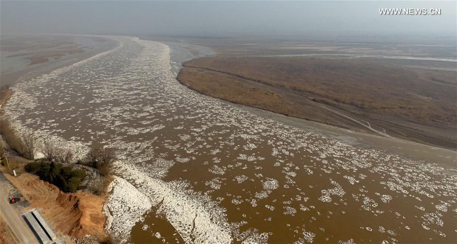Floating ice appears on heyang section of Yellow River in N China (1/2)