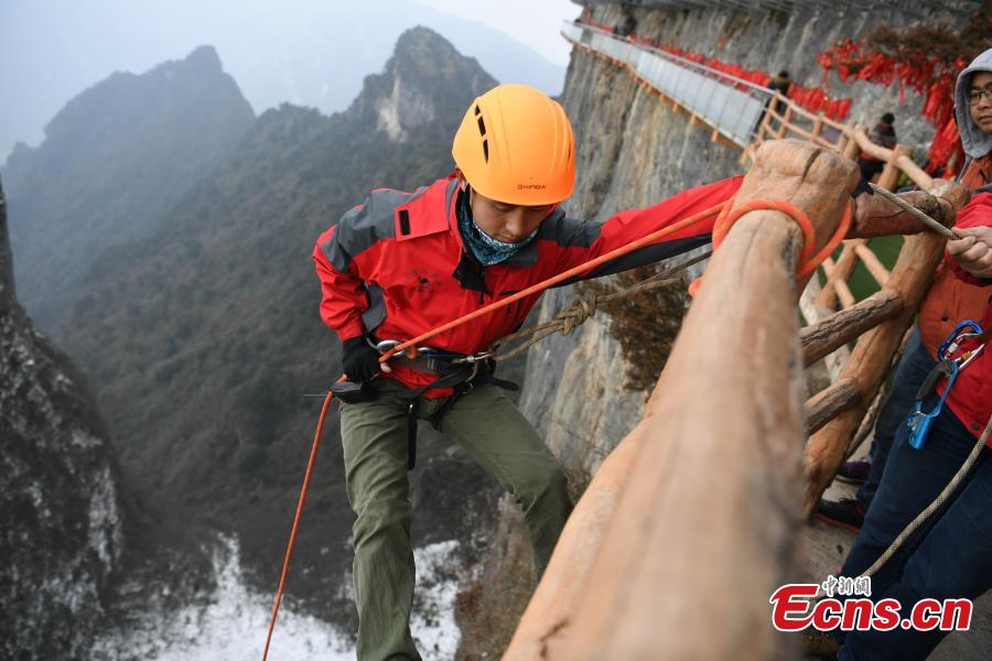 Garbage collector at a cliff in Sichuan(1/9)