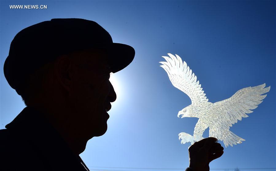 Artisan engages in shadow puppet making in NW China(1/5)