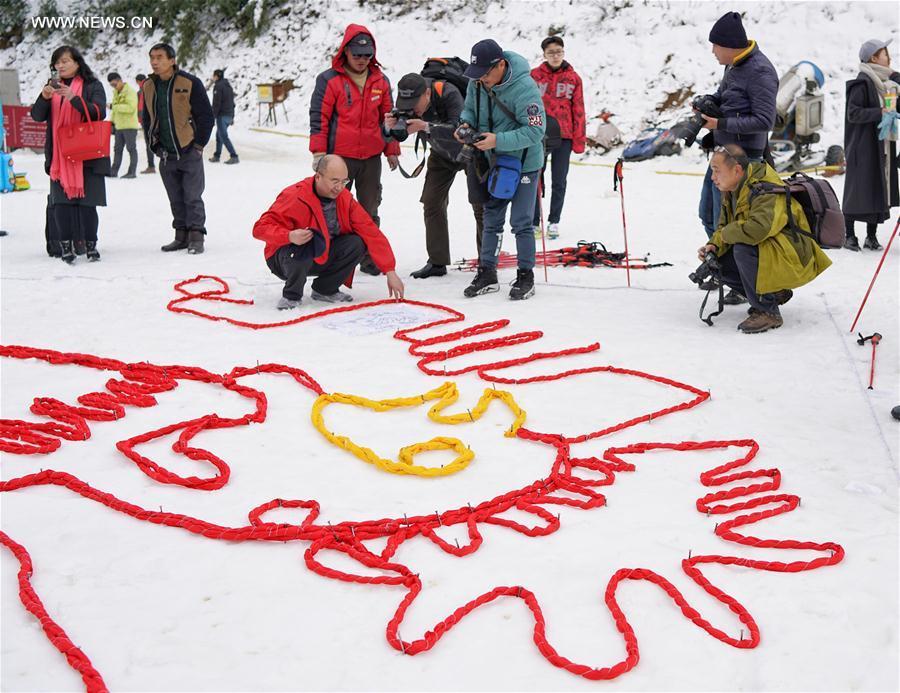 Giant 'rooster' with colorful striped cotton created in SW China's Chongqing (2/2)