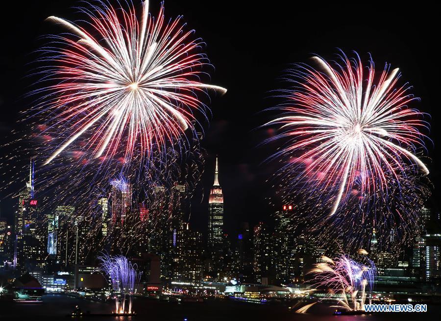 Fireworks light up sky in NYC to celebrate Chinese Lunar New Year(1/8)