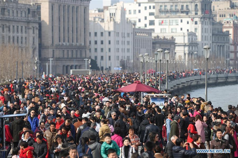 China witnesses tourism peak on first day of Lunar New Year(1/6)