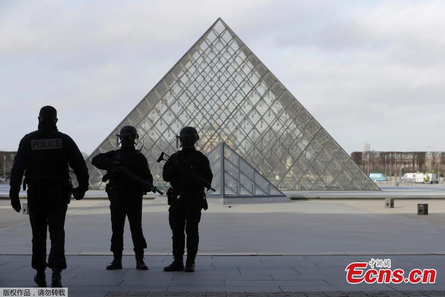 Knife-wielding man shot near Louvre, Paris(1/5)
