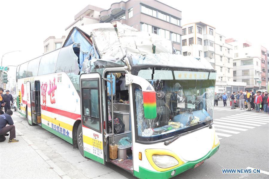 Bus carrying mainland tourists hits bridge in Taiwan's Kaohsiung (1/4)