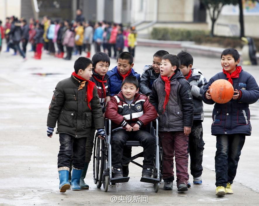Peers care for boy suffering from ALS (1/4)