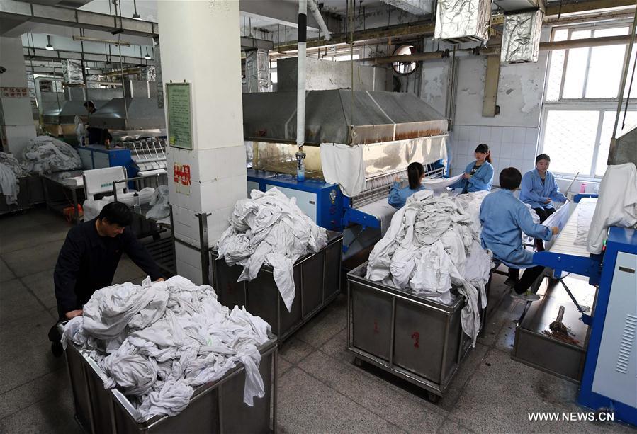 Over 35,000 train beddings washed per day during Spring Festival(1/5)