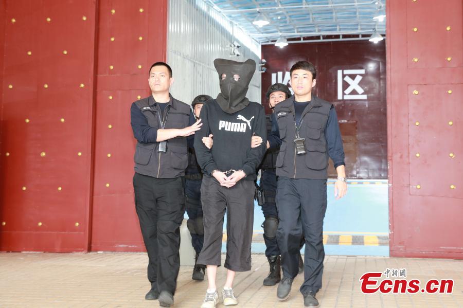 Guangdong police transfer acid attack suspect to Hong Kong(1/3)