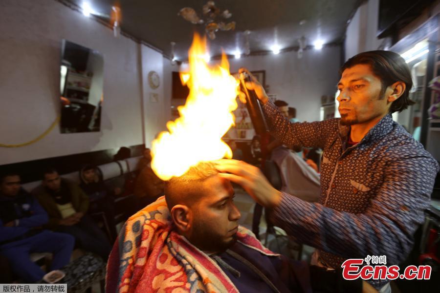 Gazan barber offers flaming hot hair (1/6)