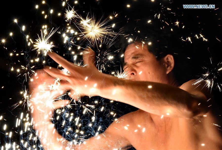 'Firework eating' performed during Lantern Festival in SE China (1/9)