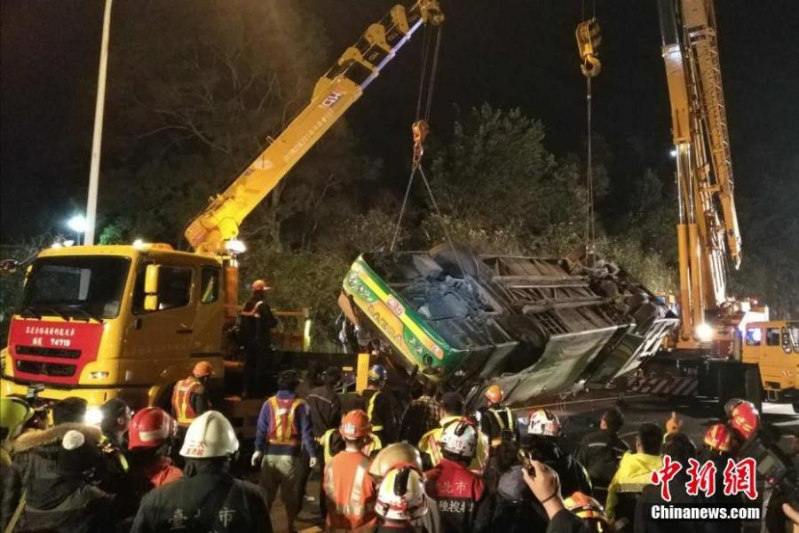 At least 32 killed in Taiwan bus crash (1/10)